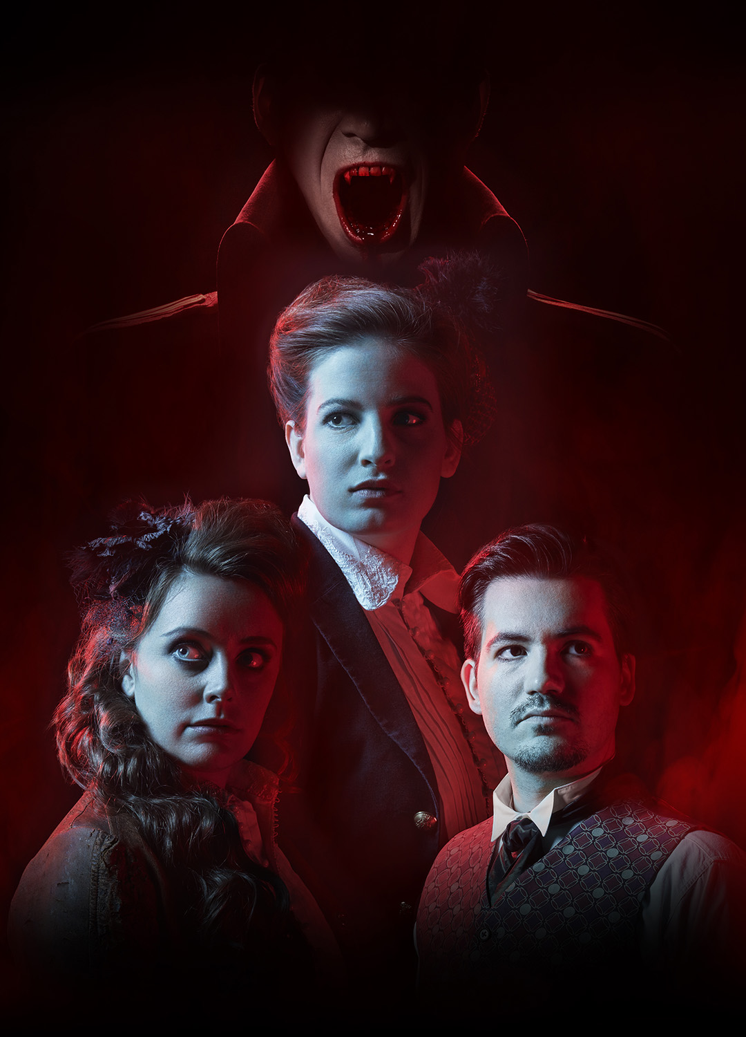 Dracula med blod runt munnen bakom karaktärerna Mina, Jonathan och Lucy